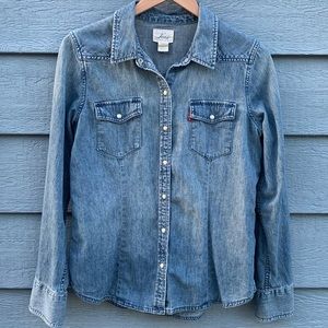 Levi’s Pearl Snap Western Denim Button Up Shirt